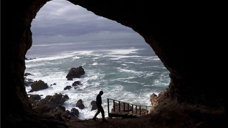 A humanidade foi salva da extinção abrigando-se em cavernas (como esta em Pinnacle Point) ao longo de uma pequena faixa costeira na África do Sul?