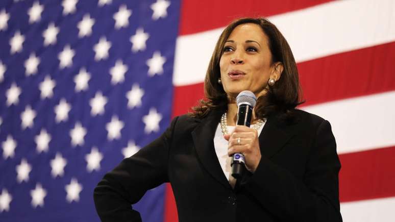 Kamala Harris fez história como a primeira mulher, a primeira mulher negra, a primeira pessoa de ascendência sul-asiática e a primeira filha de imigrantes a ser eleita vice-presidente dos Estados Unidos