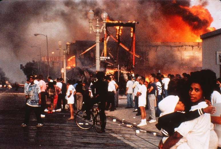 Em abril de 1992, Los Angeles viveu dias de tumultos após o espancamento de um homem negro, Rodney King, por policiais brancos