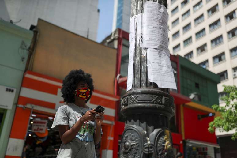 Mulher procura emprego no centro de São Paulo. REUTERS/Amanda Perobelli