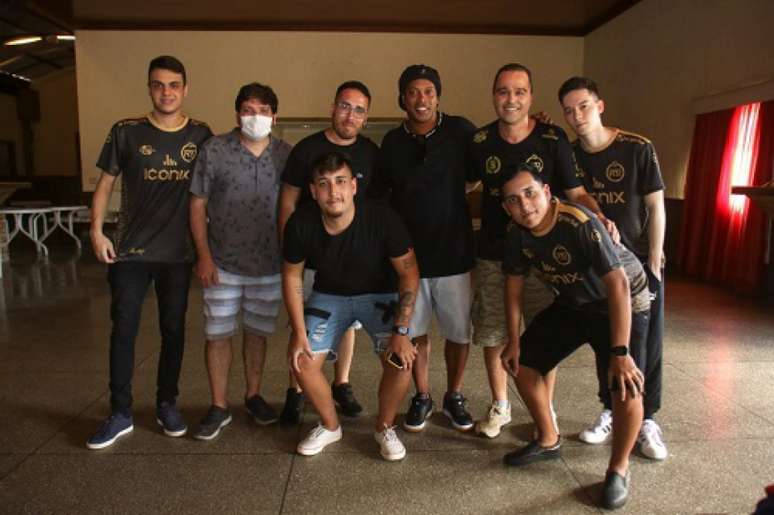 Ronaldinho posa com atletas, comissão técnica e dirigentes da R10 Team (Foto: Fernando Fruke)