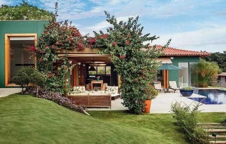 32. A pintura verde das casas de campo com varandas se harmonizam com a vegetação do entorno. Fonte: Pinterest