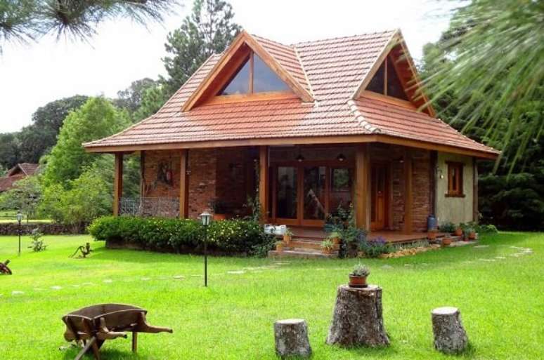 48. Casas de campo com varandas em madeira são bem bem aconchegante. Fonte: Pinterest