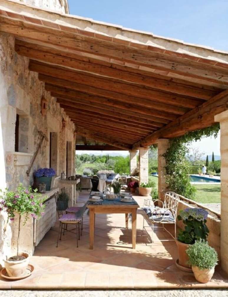 44. Com planejamento é possível reunir várias pessoas nas casas de campo pequenas com varanda. Fonte: Pinterest