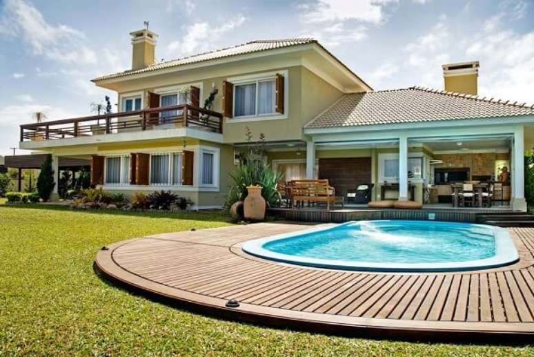 20. Deck de madeira e vasos cerâmicos fazem parte da decoração de diversas casas de campos com varanda e piscina. Fonte: Revista Viva Decora