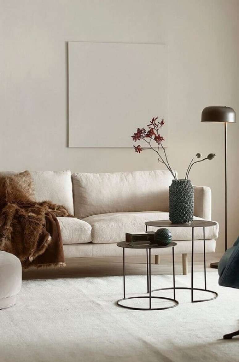 7. Decoração minimalista com cores neutras e vasos decorativos para sala de estar – Foto: Behance