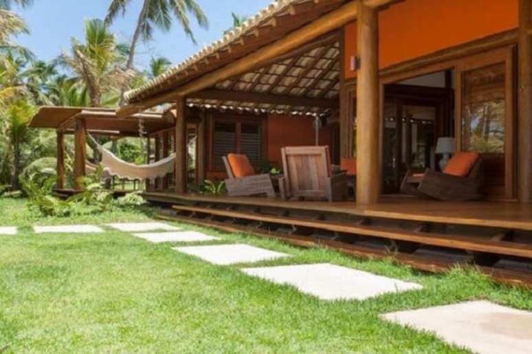 36. Em casas de campo com varandas mais altas do que o nível do chão, vale a pena colocar degraus em toda sua extensão. Fonte: Pinterest