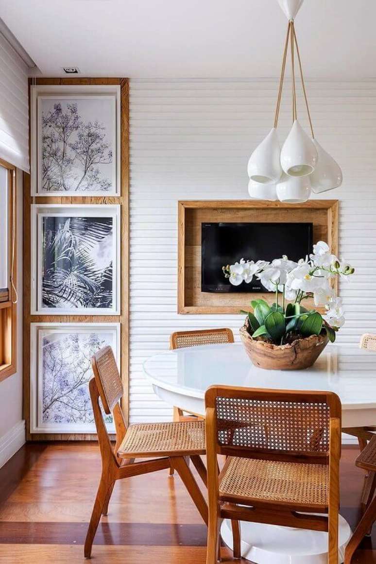 9. Modelo rústico de vaso decorativo para sala de jantar com mesa redonda branca – Foto: Pinterest