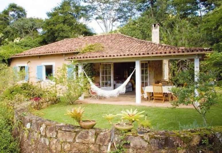 5. Muitas casas de campo pequenas com varanda contam com mobiliário de madeira. Fonte: Revista Viva Decora