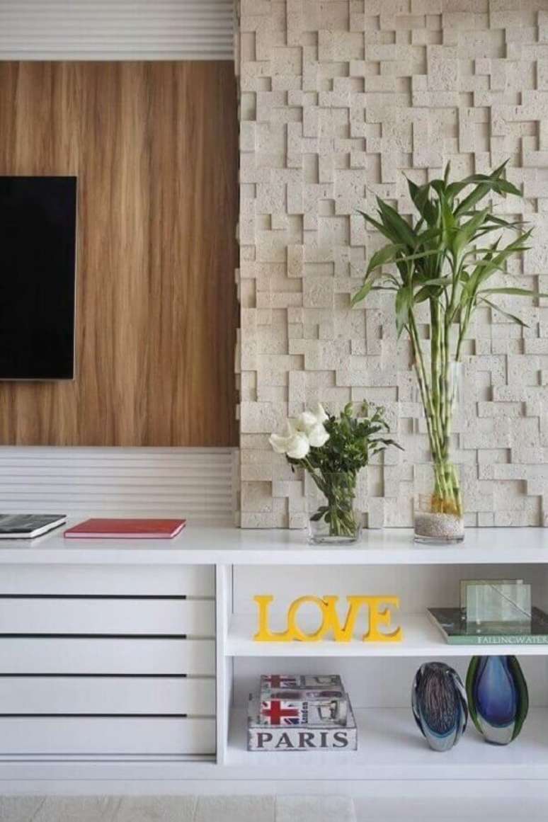 14. Vasos para decorar sala de TV com revestimento 3D – Foto: Apartment Therapy