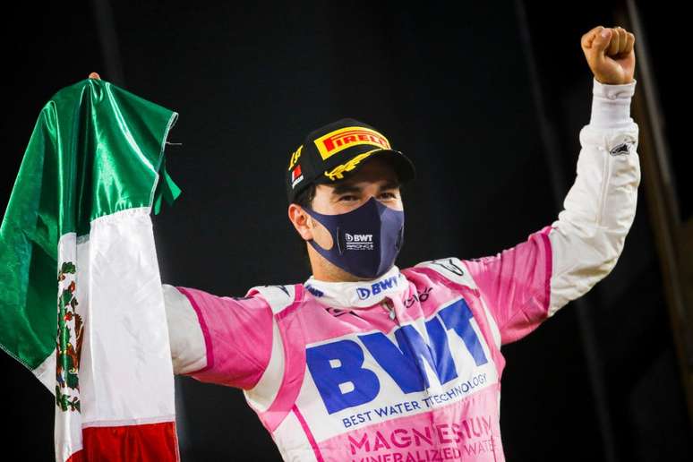 Sergio comemora a primeira vitória do México na Fórmula 1 em 50 anos.