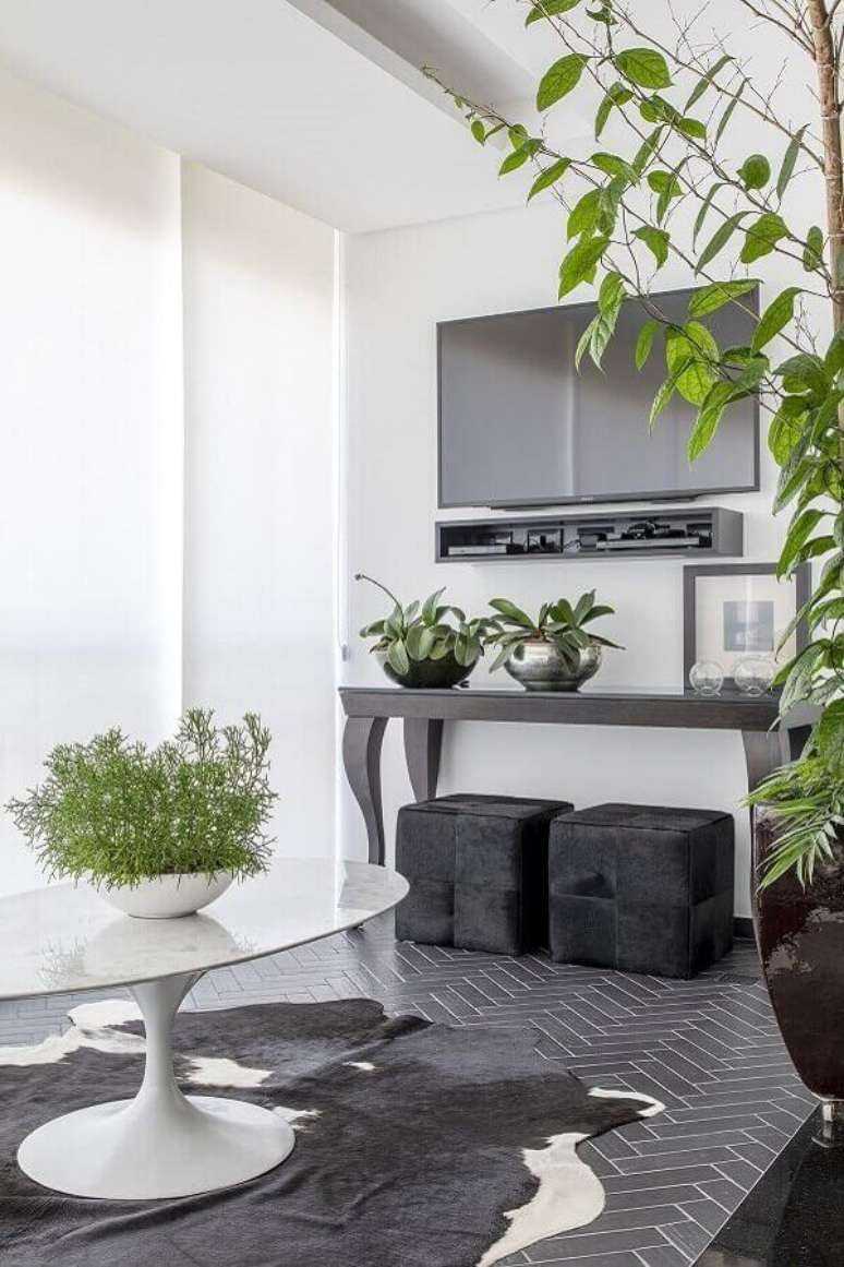 15. Tapete de couro e vasos com plantas para decoração de sala moderna – Foto: MIS Arquitetura e Interiores