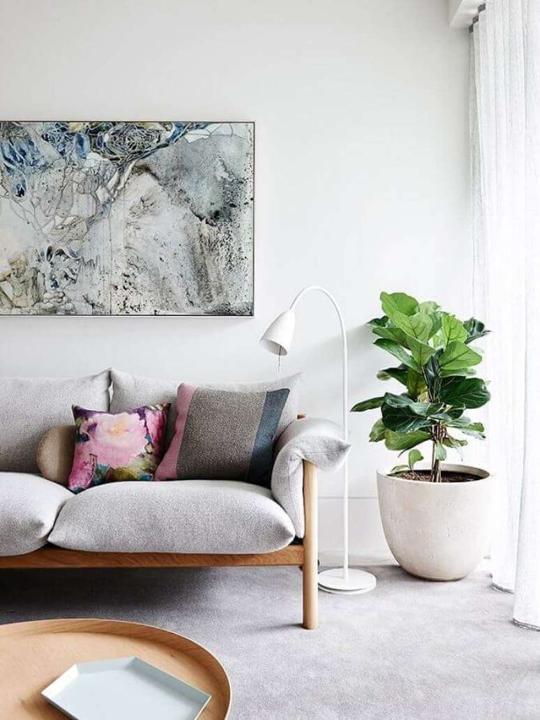 8. Vaso de chão decorativo para sala cinza com sofá de madeira – Foto: Pinterest