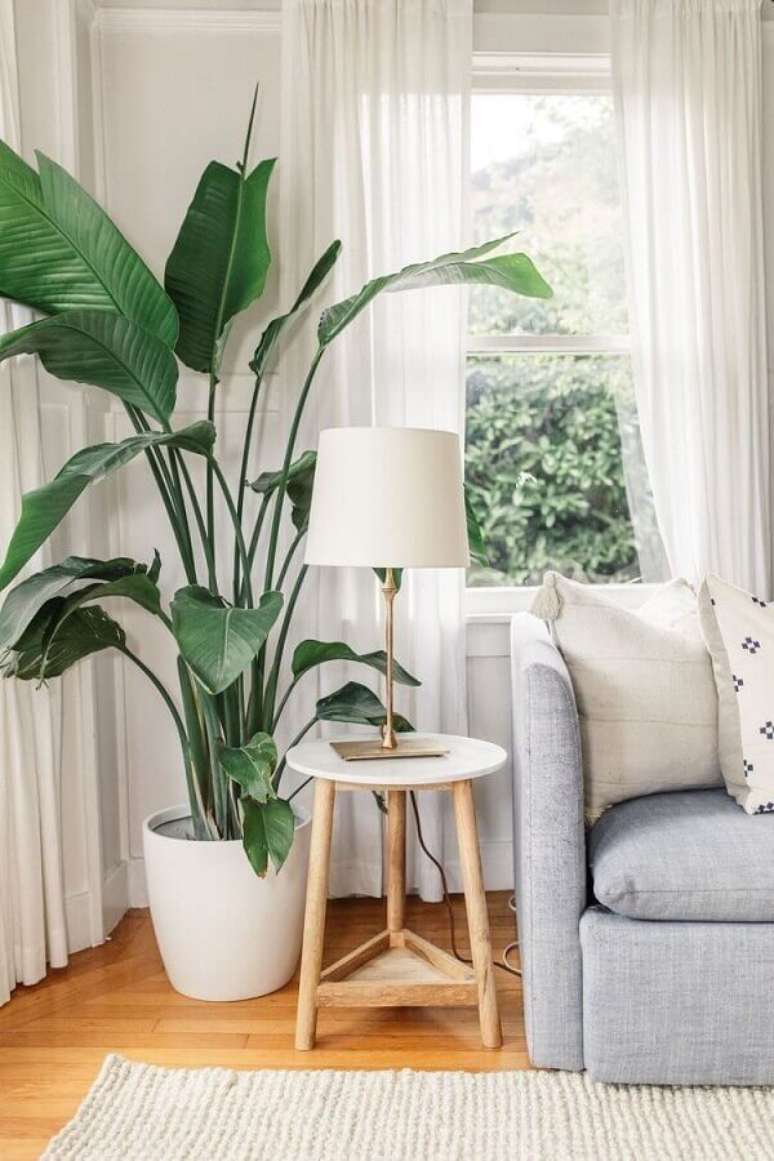 17. Vasos decorativos grandes para salas de estar com sofá cinza e abajur branco – Foto: Pinterest