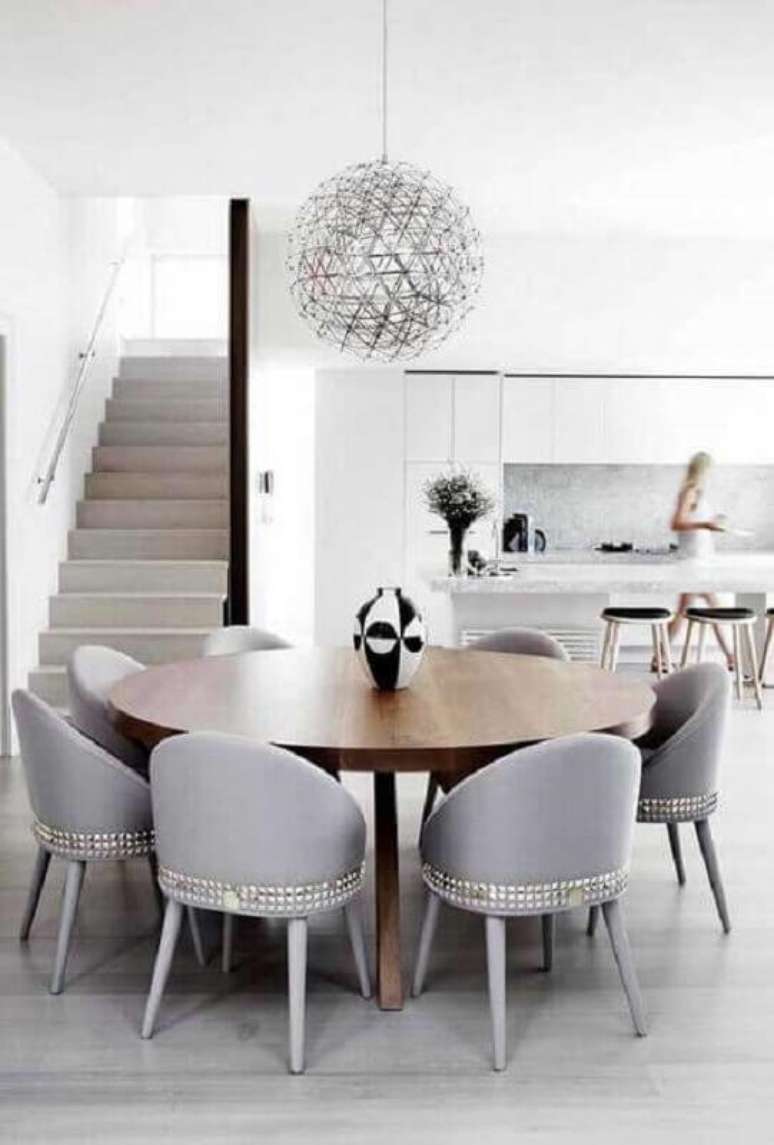 21. Vaso decorativo para sala de jantar cinza moderna com mesa de madeira redonda – Foto: Pinterest