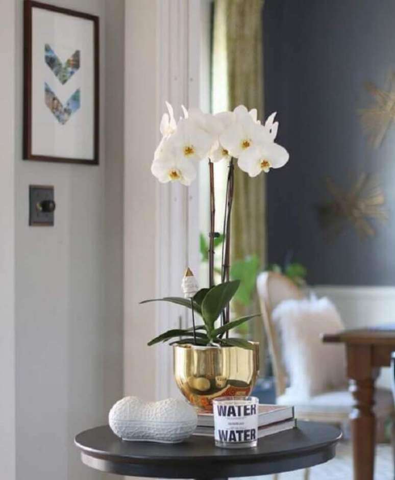 22. Vasos de flores para decoração de sala de estar sofisticada – Foto: Behance