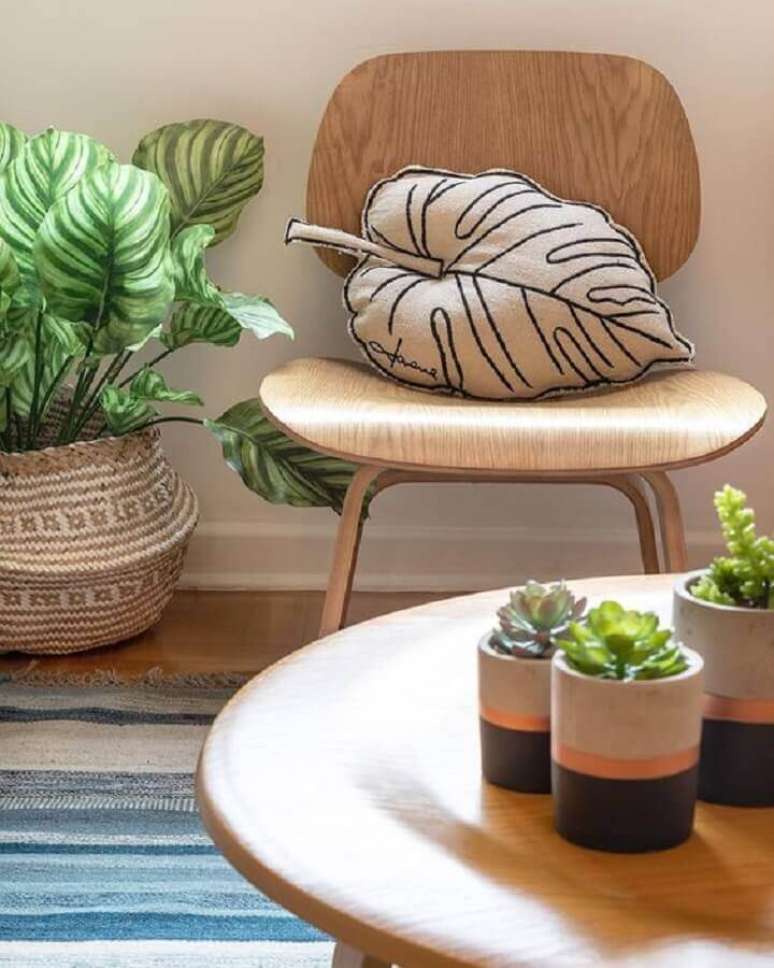 23. Vasos com plantas para decoração de sala de estar com mesa de centro de madeira – Foto: Jeito de Casa