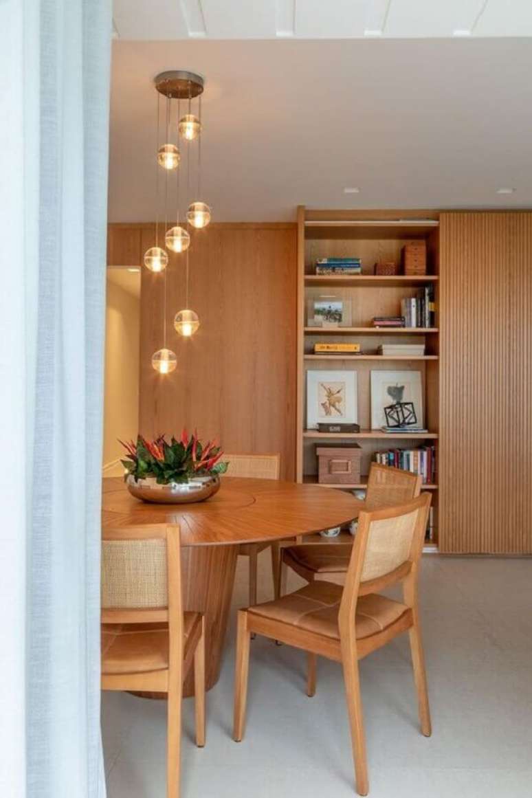 25. Vasos com plantas para decora&ccedil;&atilde;o de sala de jantar de madeira &ndash; Foto: Casa de Valentina