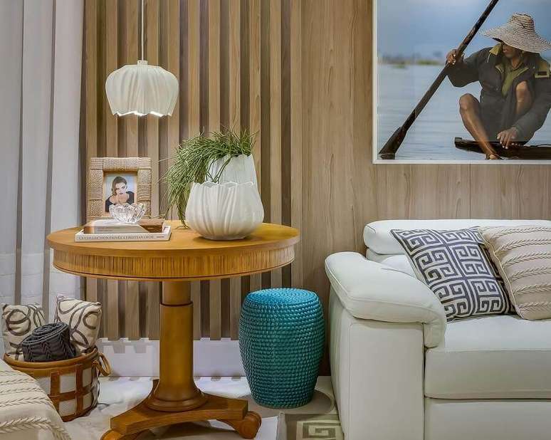 28. Vasos de decoração para sala de estar com mesa lateral de madeira redonda – Foto: Renata Pisaniarqui