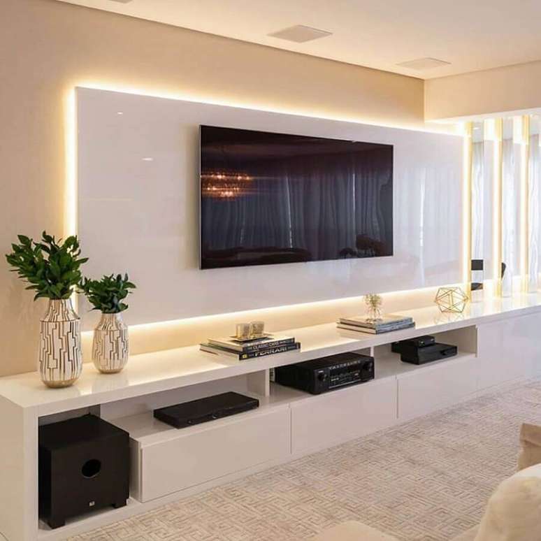 32. Decora&ccedil;&atilde;o moderna com vasos decorativos para sala de estar de estar branca planejada &ndash; Foto: Pinterest