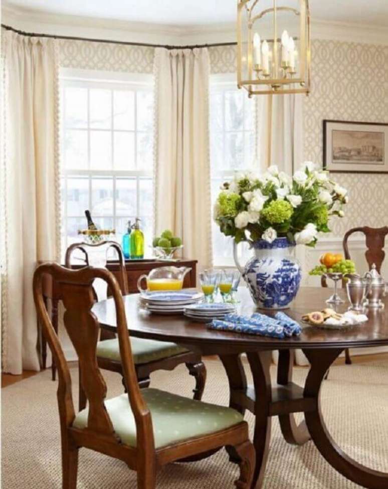 35. Decoração clássica em cores neutras com vasos de flores para decoração de sala de jantar – Foto: Houzz