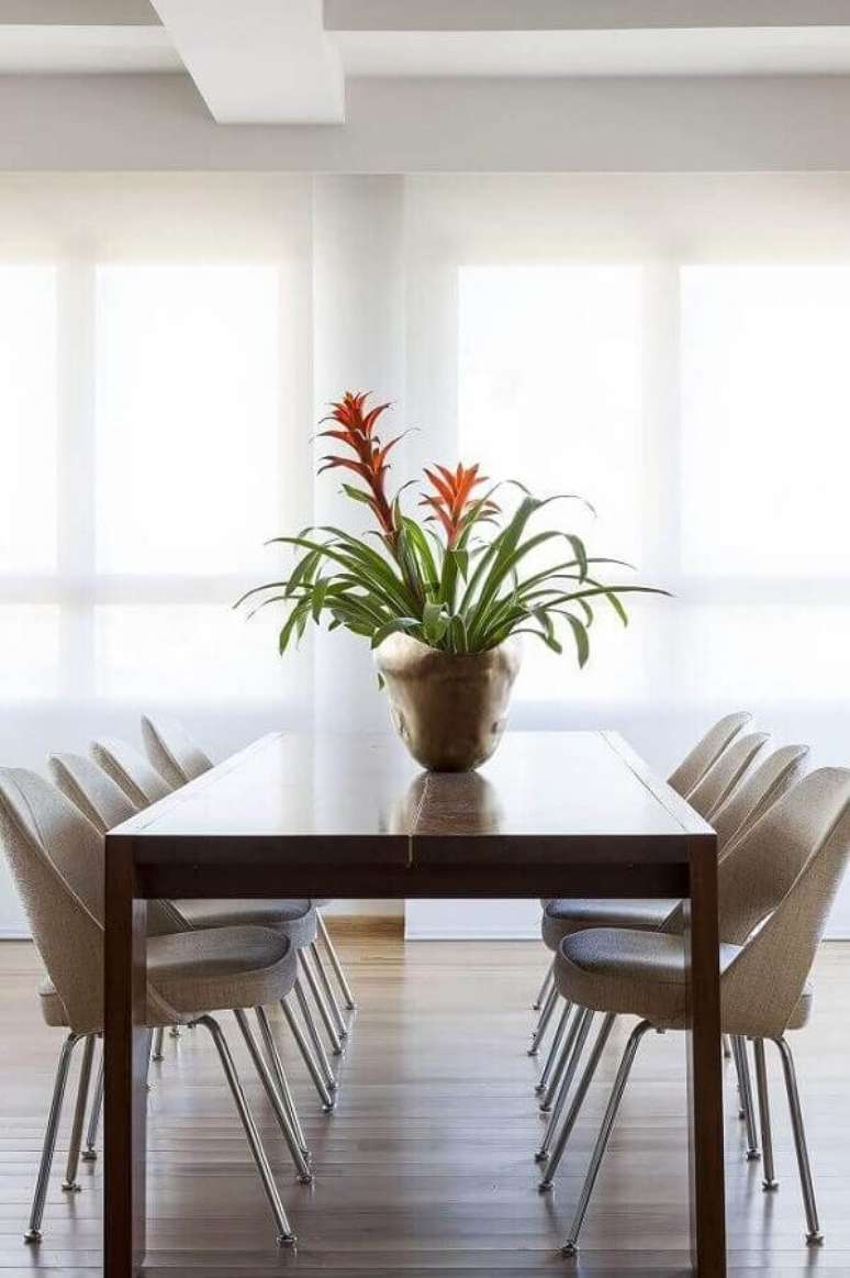 36. Vasos de flores para decoração de sala de jantar clean – Foto: Behance
