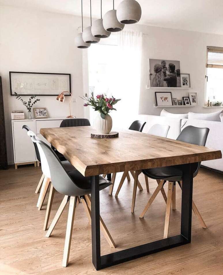 37. Vaso decorativo para sala de jantar decorada com mesa industrial &ndash; Foto: We Heart It