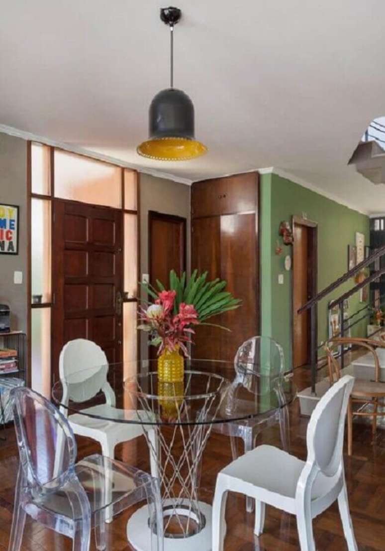 38. Vasos de flores para decora&ccedil;&atilde;o de sala de jantar simples &ndash; Foto: Hist&oacute;rias de Casa