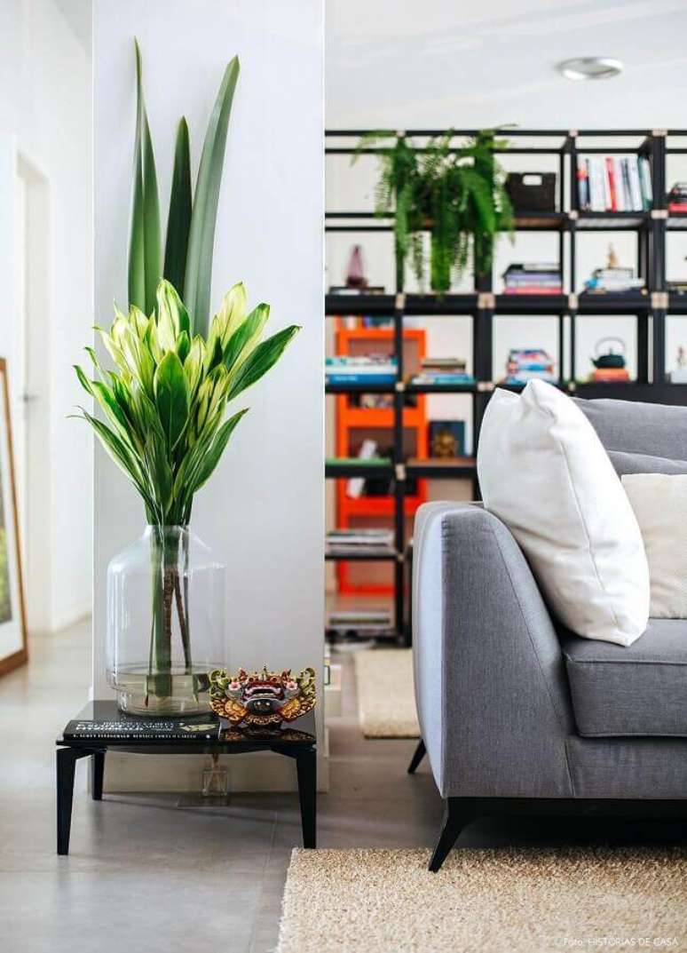 39. Decoração moderna com vasos decorativos para sala de estar moderna com sofá cinza – Foto: Pinterest