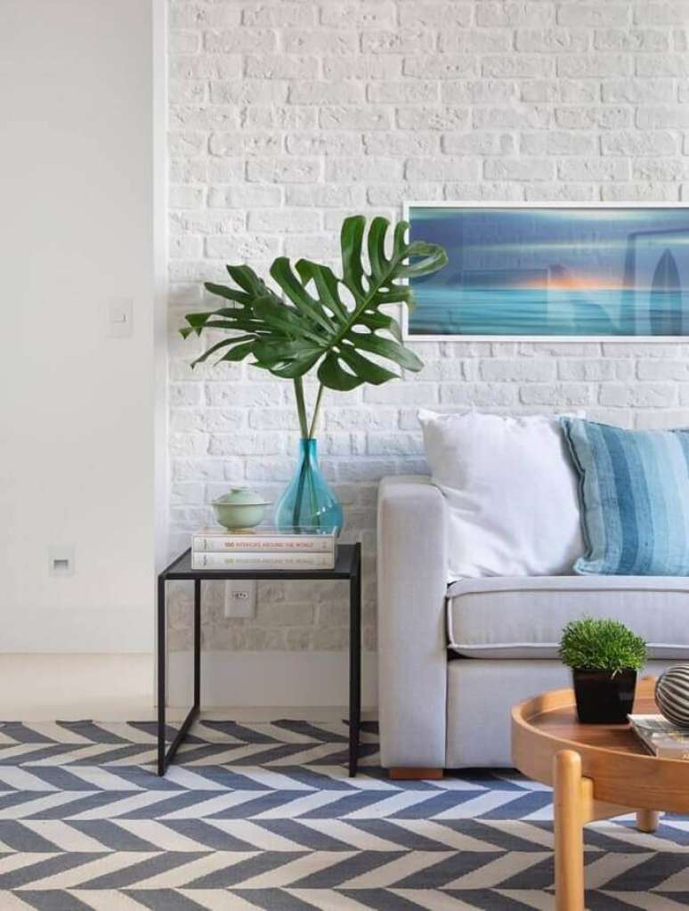 41. Vasos decorativos para sala de estar branca decorada com tapete geométrico – Foto: LZ Studio