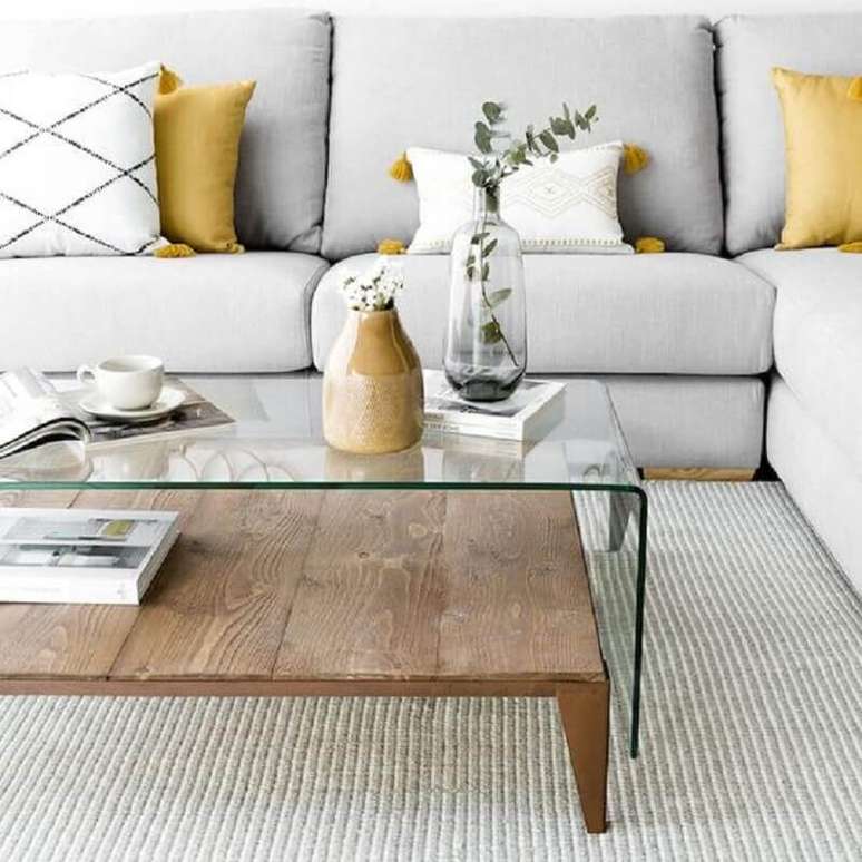 42. Vasos decorativos para sala de estar cinza decorada com mesa de centro de madeira e vidro &ndash; Foto: Kenay Home