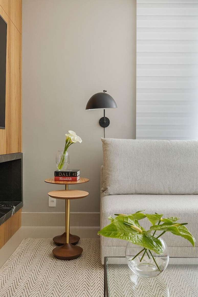43. Vasos de decoração para sala de estar moderna decorada com sofá cinza sem braço – Foto: Casa de Valentina