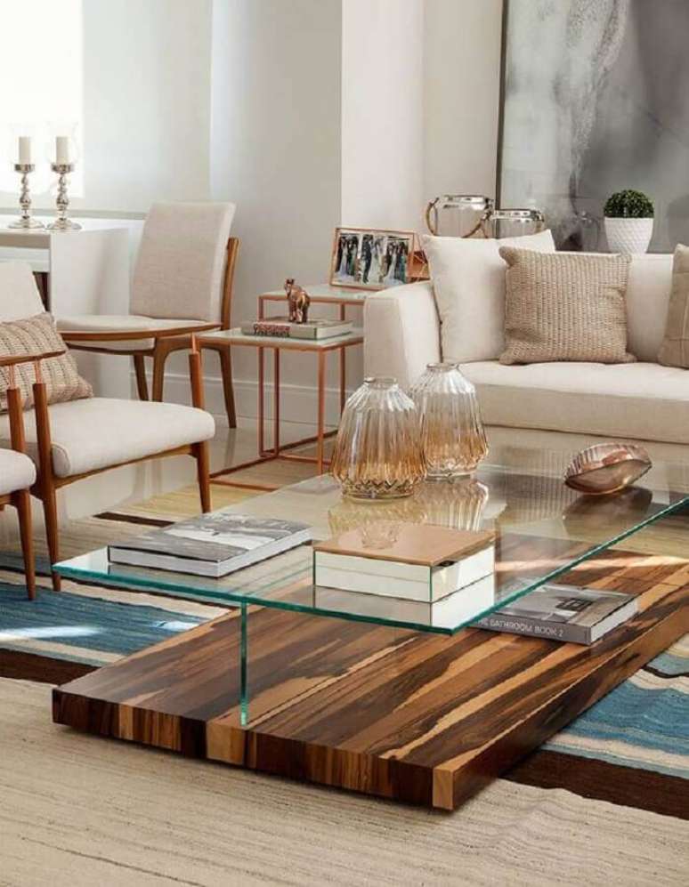 44. Vasos decorativos para sala de estar com mesa de centro de madeira e vidro – Foto: Casa de Valentina
