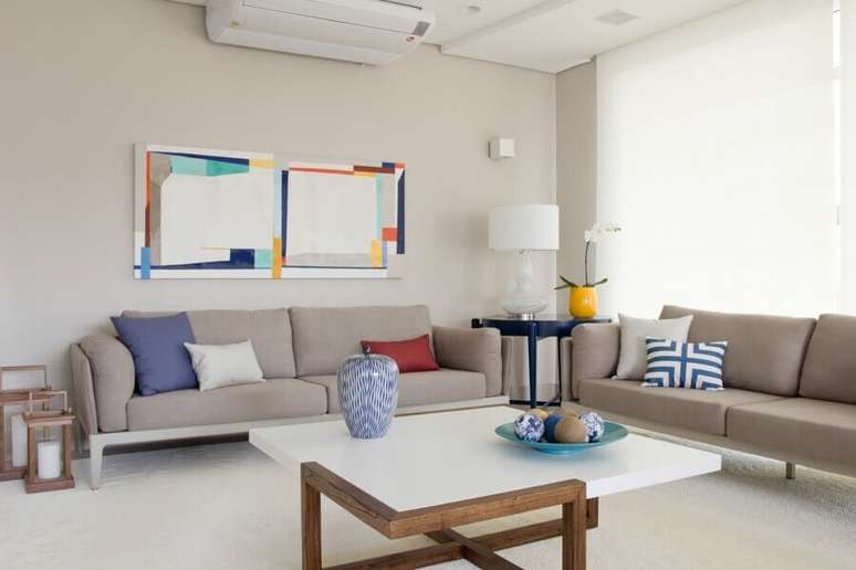 6. Vasos decorativos para sala de estar moderna decorada com detalhes coloridos – Foto: Marília Veiga