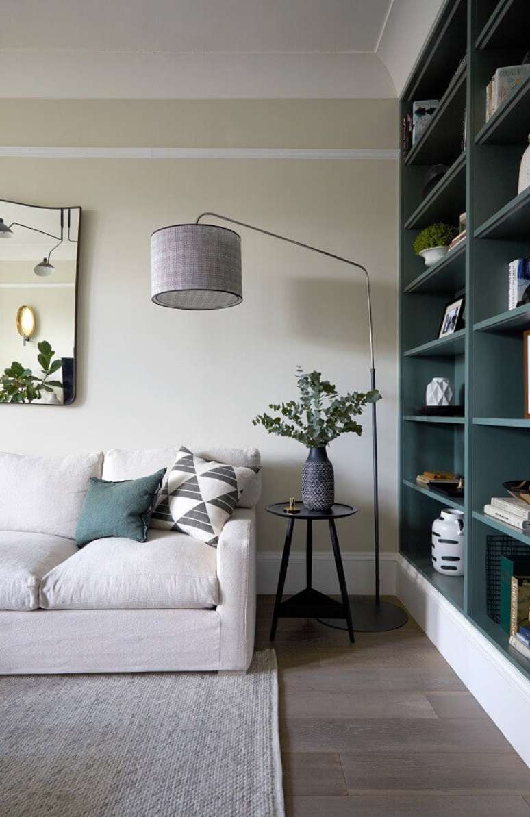 48. Vaso decorativo para sala de estar moderna decorada com estante de nichos planejadas – Foto: Houzz