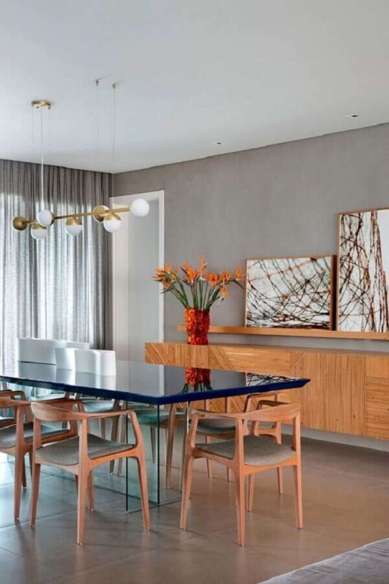 57. Vasos para decorar sala de jantar moderna com buffet de madeira – Foto: Casa de Valentina