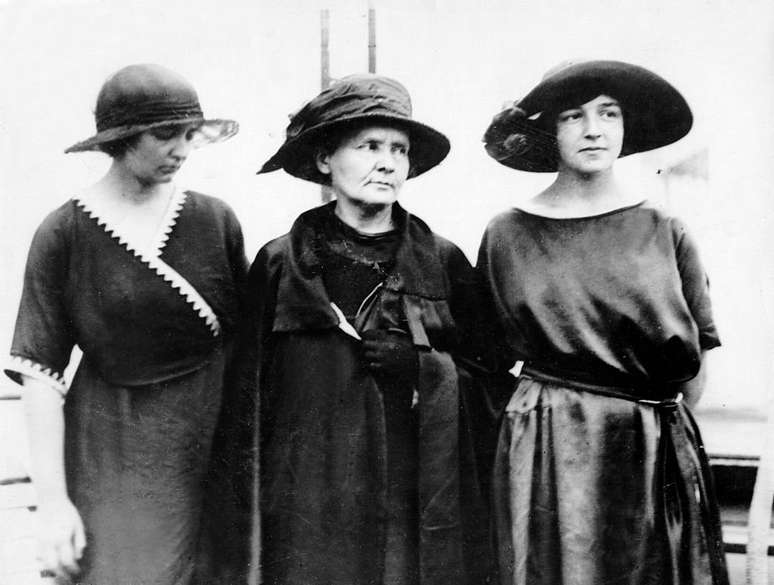 Em 1921, Irene e Eve viajaram para os EUA com a m&atilde;e. A jornalista americana Missy Meloney organizou um tour para arrecadar fundos para as pesquisas de Marie Curie. Emling observa que a cientista foi recebida com status de celebridade