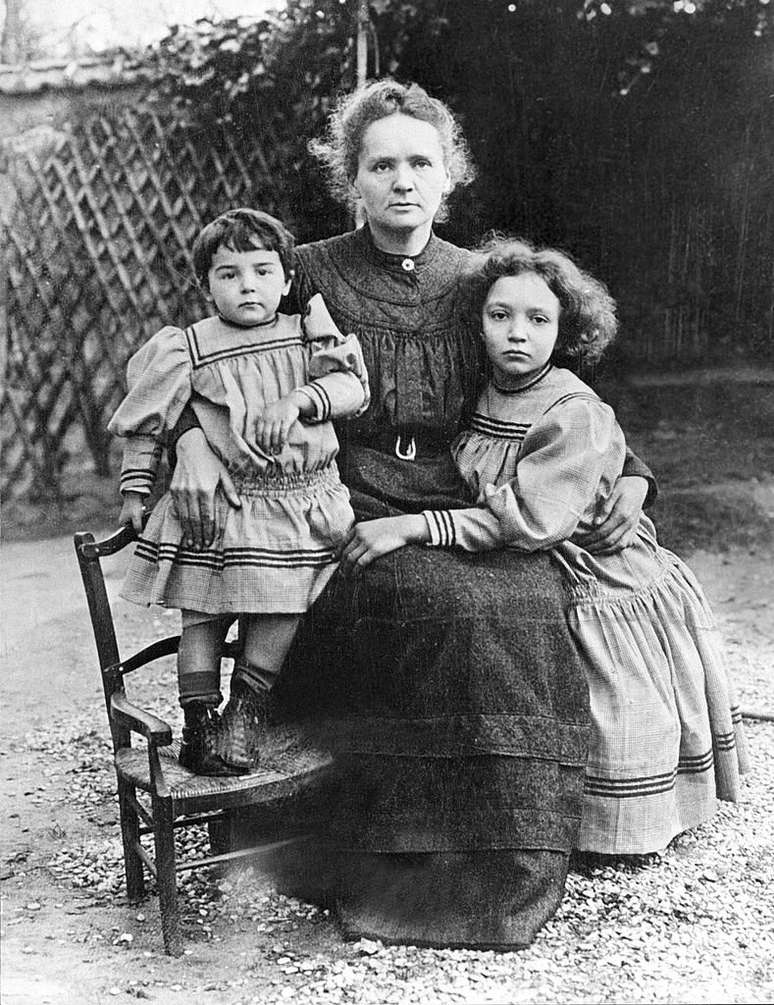 Marie Curie com as filhas &mdash; Irene nasceu em 1897, e Eve em 1904