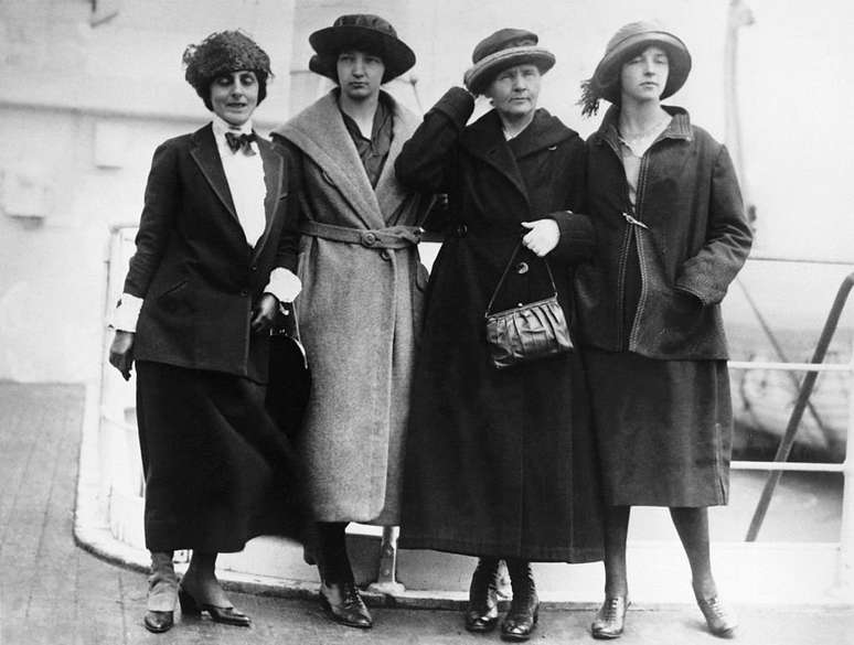 Emling destaca que nos EUA uma multid&atilde;o de rep&oacute;rteres e c&acirc;meras seguiram a cientista. 'As pessoas queriam o aut&oacute;grafo de Marie', afirma. As filhas ficaram impressionadas com a fama da m&atilde;e. Esta foto foi tirada em uma viagem que elas fizeram na d&eacute;cada de 1930