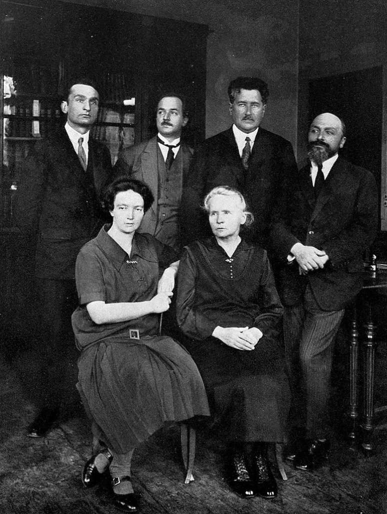 Marie Curie com a filha e outros colegas do Instituto de R&aacute;dio de Paris