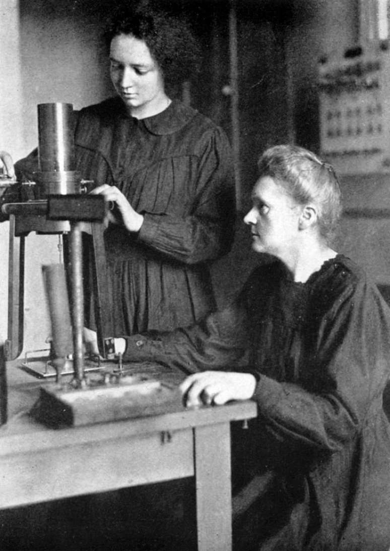 Nesta foto de 1925, Irene aparece trabalhando com a m&atilde;e no Instituto de R&aacute;dio de Paris, um centro de pesquisas pioneiro em f&iacute;sica e qu&iacute;mica