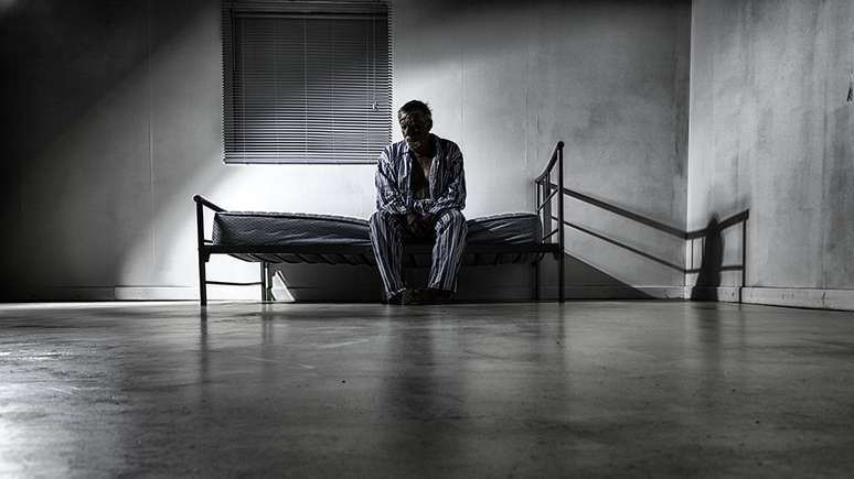 Rosenhan relatou que ele e outros volunt&aacute;rios foram internados em hospitais psiqui&aacute;tricos, embora n&atilde;o sofressem de nenhuma doen&ccedil;a mental