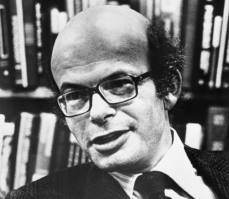 Rosenhan n&atilde;o incluiu em seu estudo a experi&ecirc;ncia de um nono falso paciente: Harry Lando, que descreveu sua hospitaliza&ccedil;&atilde;o como 'positiva'