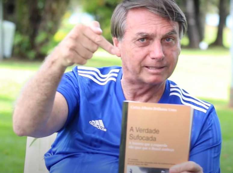 Presidente Jair Bolsonaro falou sobre o livro A Verdade Sufocada em entrevista ao canal do Youtube de Eduardo Bolsonaro