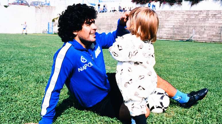 Maradona e a filha Dalma em 1989: ex-jogador demorou anos para reconhecer filhos fruto de casos extraconjugais