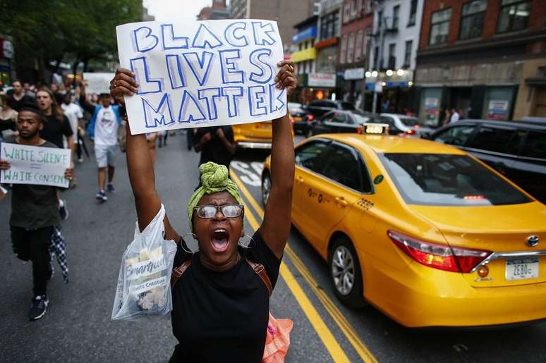 2016 também viu uma onda de manifestações Black Lives Matter por causa dos homicídios de homens negros por policiais