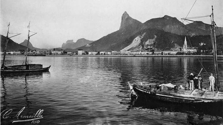 Enseada de Botafogo e Morro do Corcovado: Al&eacute;m do Rio de Janeiro, o livro traz registros fotogr&aacute;ficos de Niter&oacute;i, Paquet&aacute; e Petr&oacute;polis