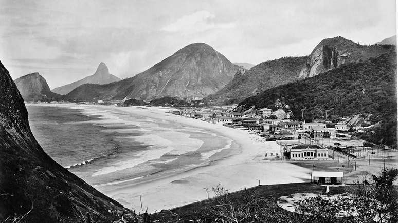 Bairros do Leme e de Copacaba: Muitos dos registros de Armeilla viraram cart&otilde;es-postais - um deles estampou a c&eacute;dula de 10 mil r&eacute;is, em 1918