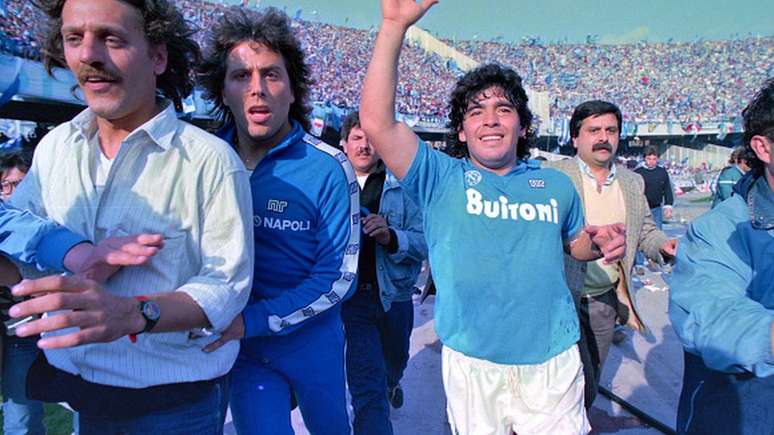 Maradona era considerado herói em Nápoles por ter dado ao time da cidade dos títulos nacionais