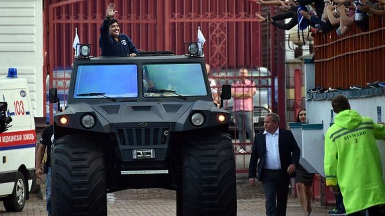 Maradona ganhou veículo anfíbio em uma viagem a Belarus em 2018